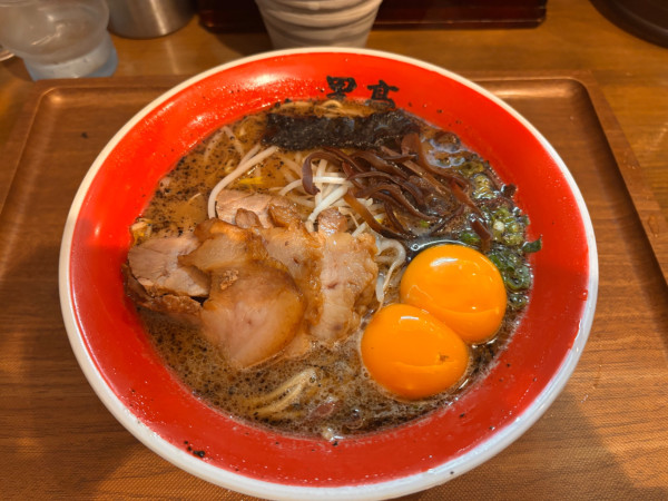 「しろロック〜玉子入りラーメン」@黒亭 下通店の写真