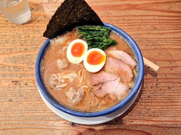 「ハウス系トンコツワンタンメン、味玉」@ミッドナイトトンコツねいろ家の写真