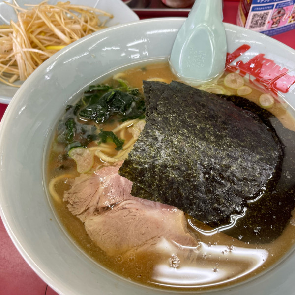 「醤油ラーメン 690円 味付ネギ 160円」@山岡家 松本店の写真