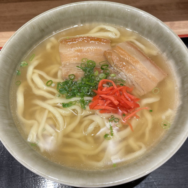 「沖縄そば 720円」@沖縄そば専門 やんばる 有楽町店の写真