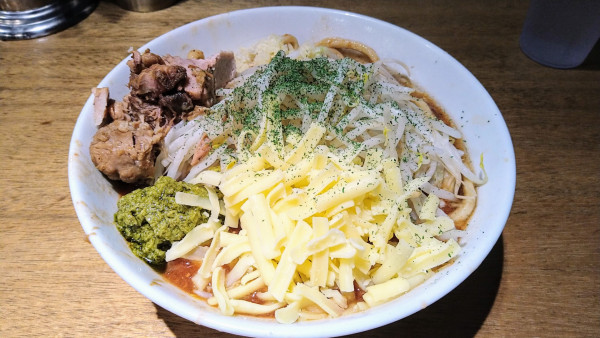 「【限定】ピザ汁なし(小)＋ジェノベーゼ･ミックスチーズ」@MEN YARD FIGHTの写真