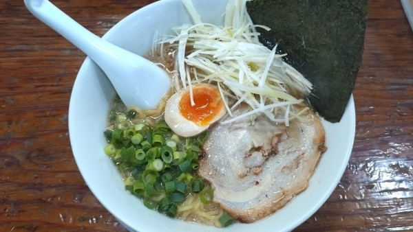 「豚骨醤油めんくり(背脂普通・白髭ネギトッピング・メンマ抜)」@麺 めんくみ 岩槻店の写真