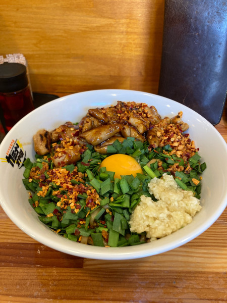 「辛ホルニラまぜそば」@まぜそば専門店 カミナリオヤジの写真