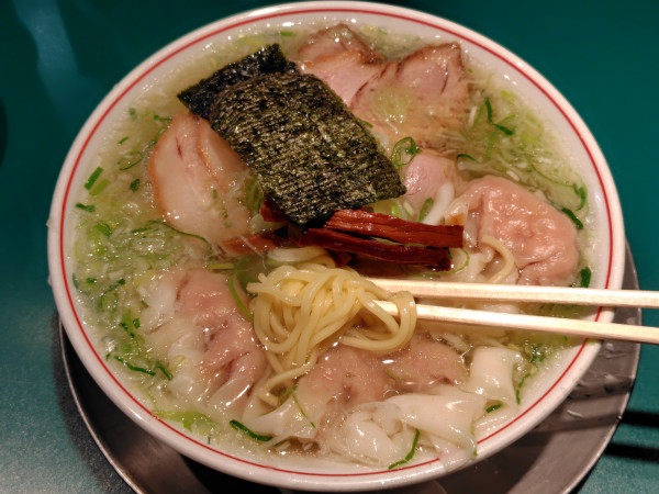 「ワンタンメン(ネギ塩)·サービスライス」@本郷苑の写真