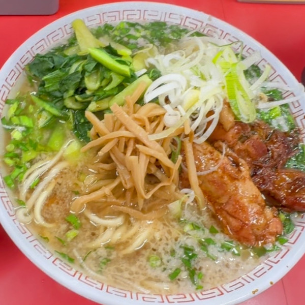 「パイカラーメン600円＋ニラ100円＋小ライス150円」@ラーメンスタンド とん平食堂の写真