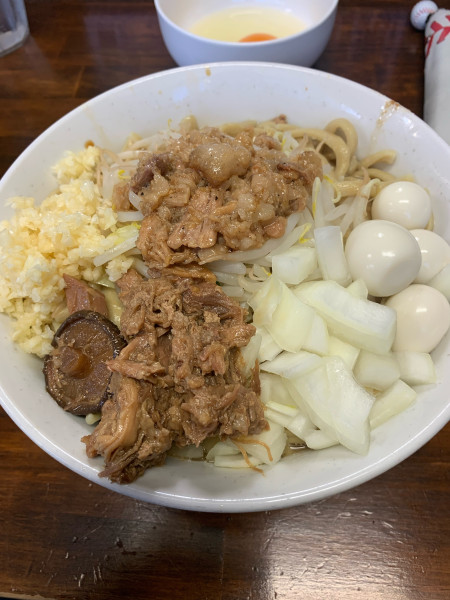 「醤油ラーメン並盛豚1ヶ入(うずらたまねぎ)(ﾆﾝﾆｸｱﾌﾞﾗ)」@劇的ラーメン 雑把®の写真