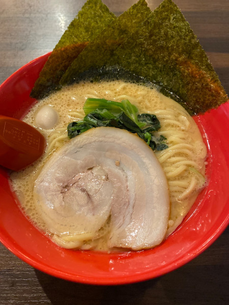 「醤油ラーメン　８５０円」@横浜家系ラーメン 赤家 白楽店の写真