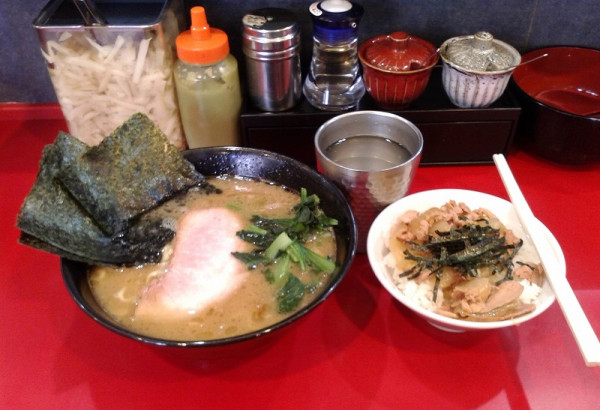 「ラーメン並(900円)+まぶし丼(250円)」@杉田家 千葉駅前店の写真