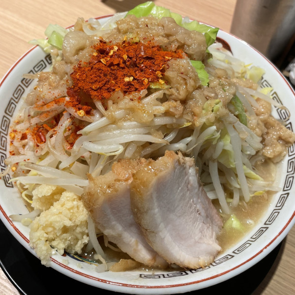 「小ラーメン 980円（野菜・ニンニク・脂）」@ラーメン豚山 東京ラーメン横丁店の写真