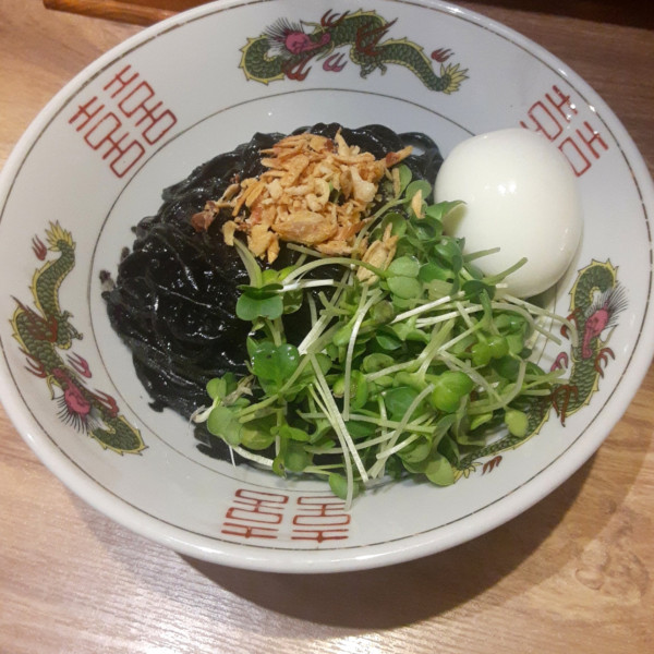 「【限定】イカ墨とイカ肝のニンニクまぜそば＋味玉」@麺庵 利休の写真