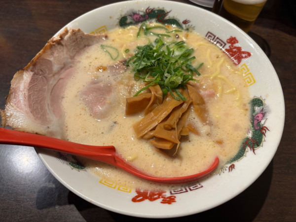 「アサヒスーパードライ中瓶〜北熊支那そば」@支那そば 北熊 総本店離れの写真