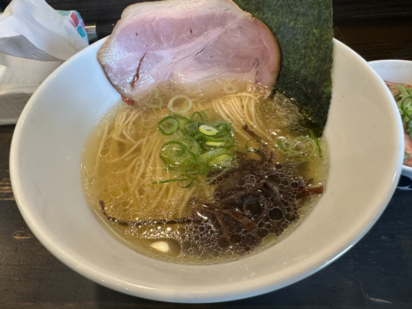 「塩らーめん（並盛・140g）850円」@燵家製麺の写真