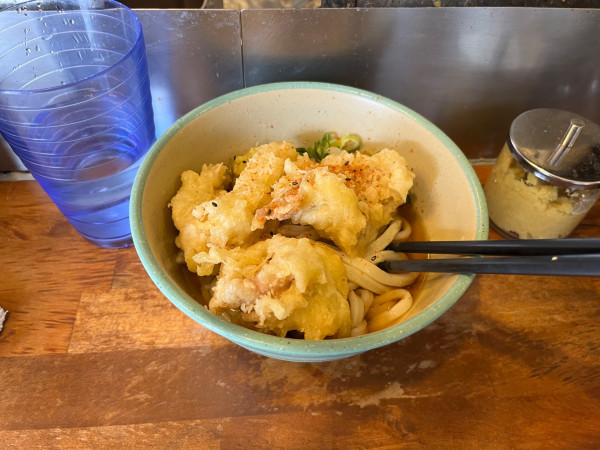 「冷とり天ぶっかけうどん 560円」@おにやんま 御茶ノ水店の写真