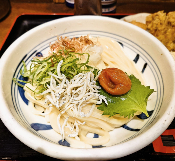 「梅しらす醤油うどん(冷)＋かしわ天」@讃岐うどん 蔵之介の写真