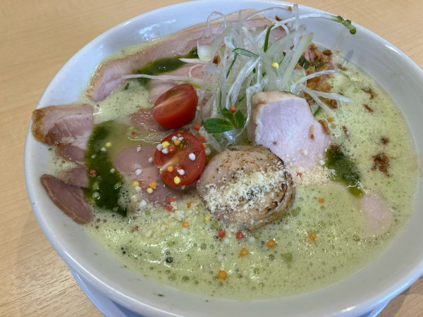 「鶏白湯ジェノベーゼラーメン」@地鶏白湯専門店 めん鶏の写真