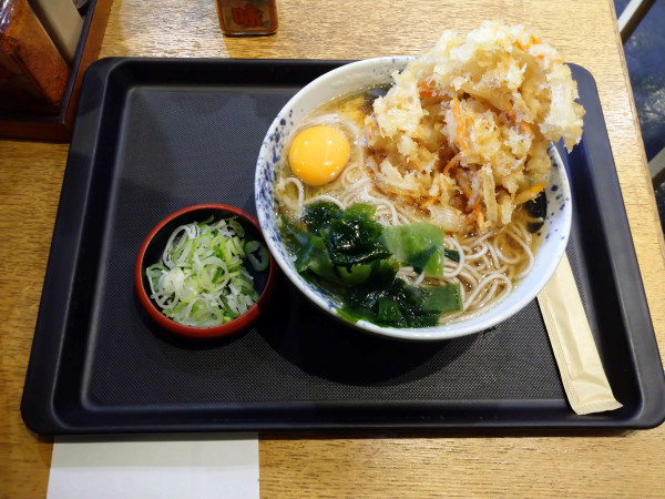 「桜海老かき揚げそば（580円）＋生卵（70円）」@しぶそば 武蔵小杉店の写真