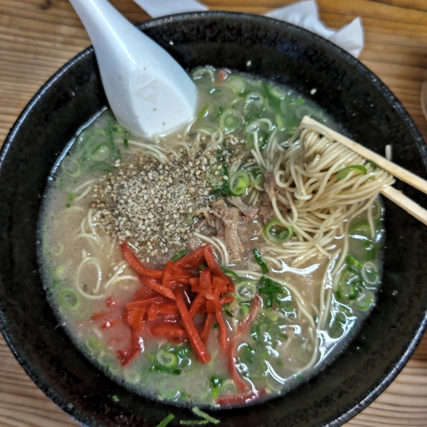 「ラーメン（700円）＋替玉（100円）×２」@五号線沿いの元祖長浜ラーメンの写真