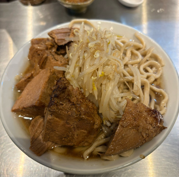 「チャーシューらーめん(麺400g ニンニク増し　野菜標準　背脂増」@成城贅肉店の写真