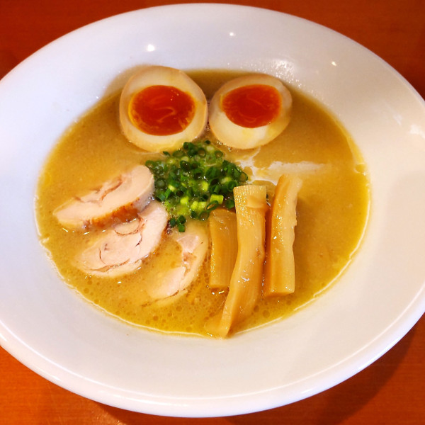 「らぁ麺（￥1,000）＋メンマ（￥150）※＋味玉（サービス」@鶏ポタラーメン 彩鶏の写真