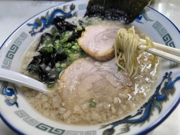 「博多ラーメン(700)+替え玉(100)」@ラーメンえちご 本店の写真