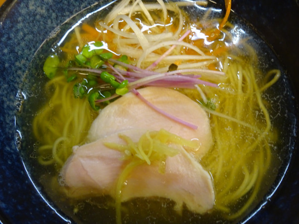 「和出汁塩ラーメン「鶏」 「煮干油」 950円」@麺処塩一択の写真