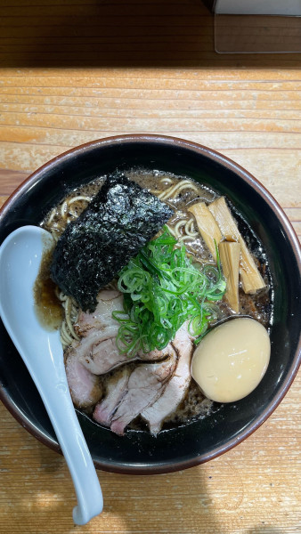 「濃厚ブラック+味玉」@中華蕎麦 ひら井の写真