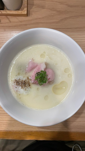 「白トリュフオイル香る鶏白湯麺」@らーめんMAIKAGURAの写真