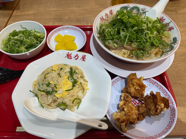 「焼きめし唐揚げ定食（京都背脂醤油ラーメン）」@ラーメン魁力屋 イオンモール太田店の写真