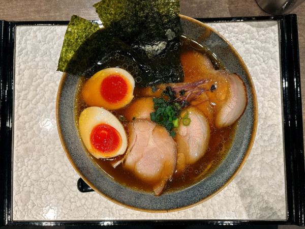 「特製盛り中華蕎麦鶏醤油:1,380円」@中華蕎麦 三藤  北千住マルイ店の写真