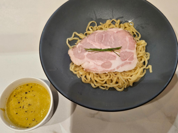 「サーモンと青唐辛子の冷たいつけ蕎麦」@中華そば 左とうの写真