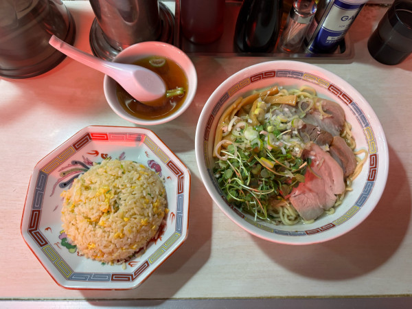 「チャーシュー宝そば（1050）大盛（150）半チャーハン（200」@宝華の写真