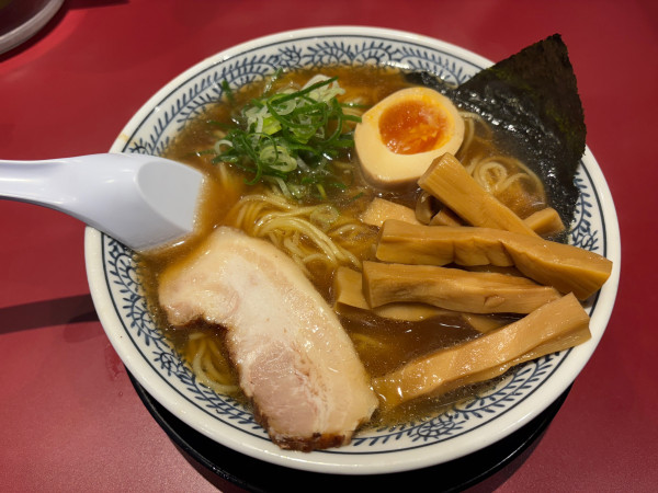 「大盛熟成醤油ラーメン　極太メンマ　1012円」@丸源ラーメン 川越岸町店の写真