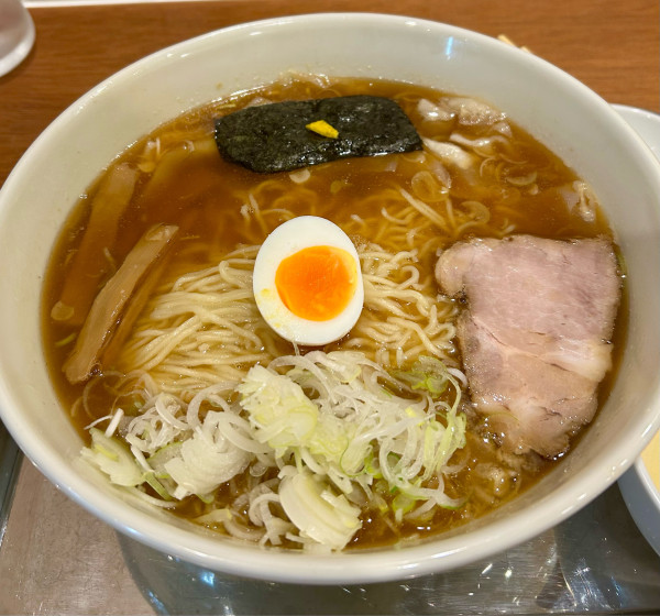 「ワンタン麺 生卵 ネギ 1250+100+100円」@昭島 大勝軒の写真