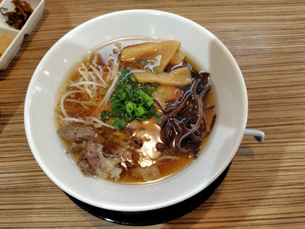 「牛骨しょうゆラーメン850円（期間限定）」@龍瞳の写真