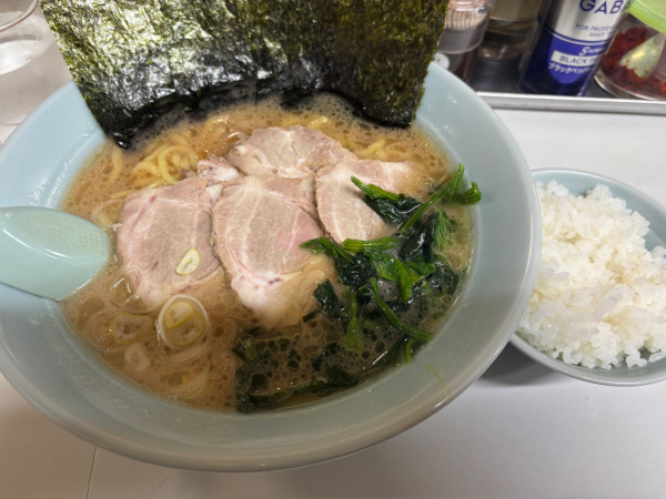 「正油（中）こいめかため　チャーシュー　小ライス」@ラーメン屋 けんの写真