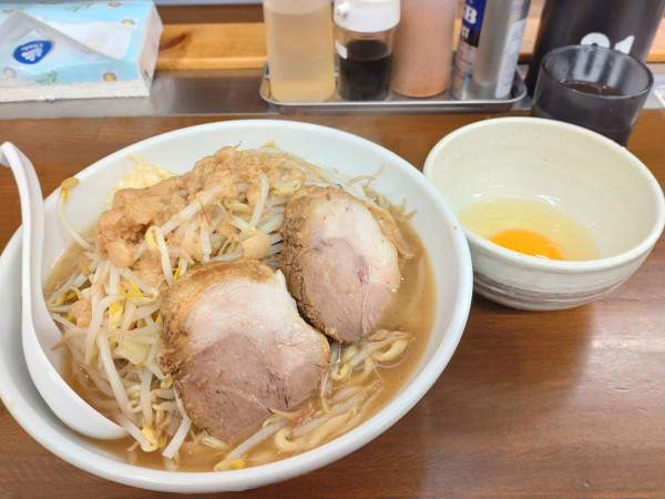 「豚骨ラーメン豚２枚中盛＋生卵」@宮二郎の写真