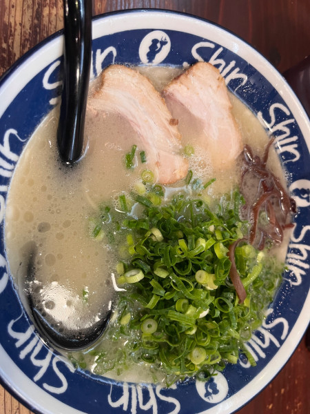 「ねぎらーめん930円」@博多らーめん ShinShin KITTE博多店の写真