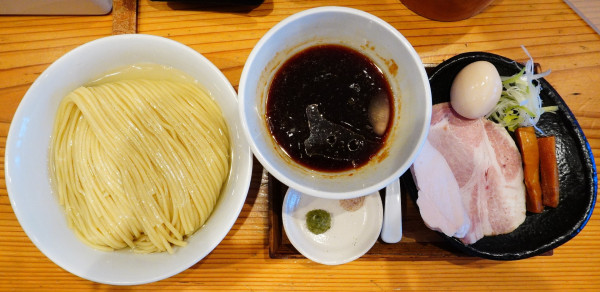 「つけ麺 300g 醤油（ポルチーニ油）＋味玉＋藻塩＆わさび」@麺屋鈴春の写真