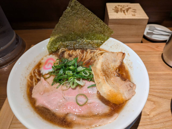 「淡麗中華そば(900円)＋銀しゃり」@おダシと銀しゃり 中華そば 新たの写真