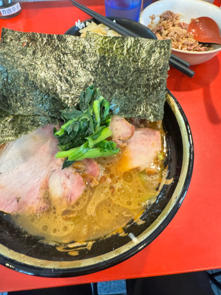 「チャーシュー麺1020円、ライス140円、ほぐしチャーシュー50」@家系総本山 ラーメン吉村家の写真