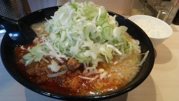 「辛ホルモン麺 950円＋ライス 100円」@ギットリラーメン ブタザンマイの写真