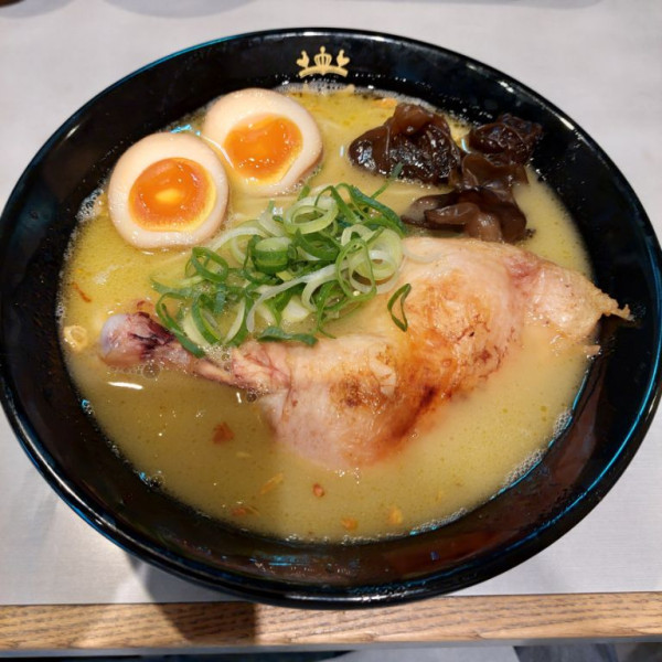 「鶏王らーめん味玉＋半ライス」@鶏王けいすけ 秋葉原店の写真