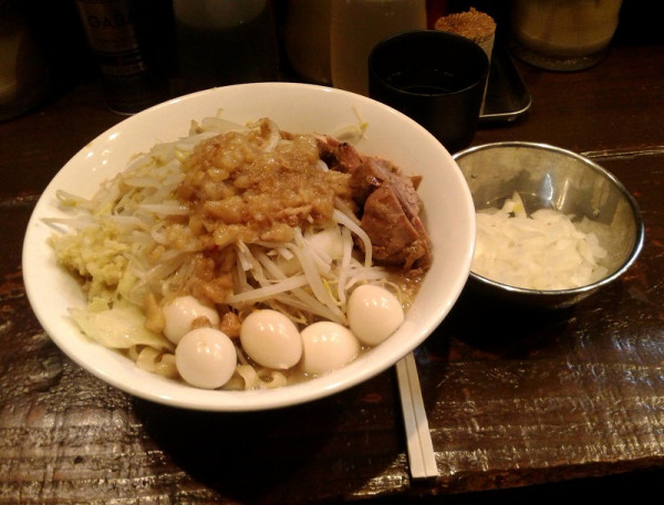 「小ラーメン950円+玉ねぎ100円+うずら150円」@立川マシマシの写真