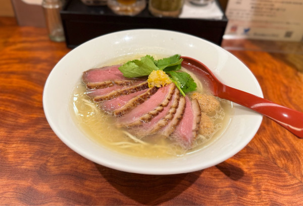 「【限定】鴨そば（塩）浅蜊＋帆立バージョン、鴨ロース」@三馬路 東京店の写真