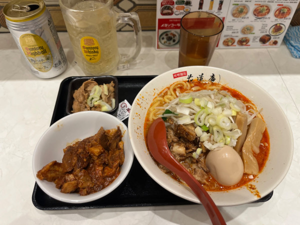 「味玉あえめん1200円チンピラほぐし豚350円ハイボール」@味噌麺処 花道庵 東京ラーメンストリート店の写真