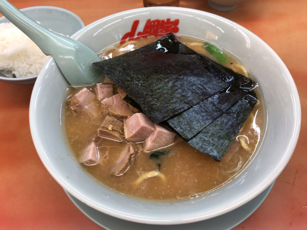 「醤油ラーメン(多濃)+クーポン半ライス、コロチャー×2 690円」@ラーメン山岡家 さいたま宮前店の写真