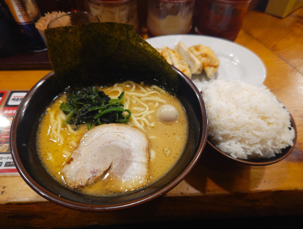 「特製餃子セット+有料ライス」@横濱家系ラーメン 明豊家 住吉店の写真