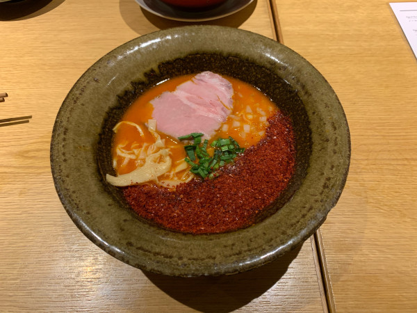 「鶏ボタ辛麺ヨガフレイム1,221円」@東のHIBARIの写真