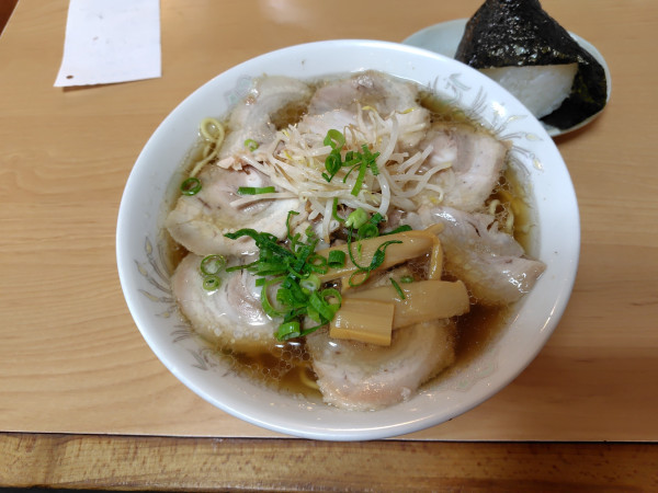 「チャーシュー麺並900円、おにぎり鮭140円」@すみれ食堂の写真