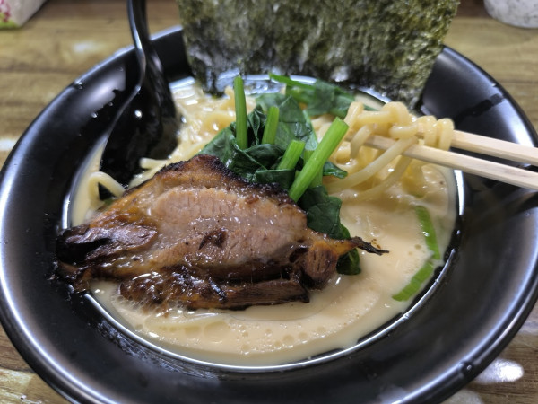 「豚骨醤油らーめん(800)」@麺家蔦重 岸谷店の写真